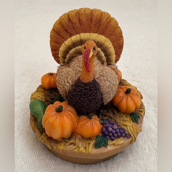 Creamy Vanilla Village Candle with Yankee Candle Turkey Lid - Picture 7 of 10